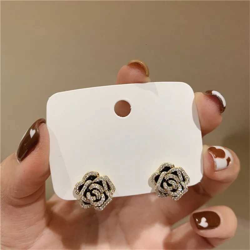 Luxury lia Stud Earrings White Black Metal Asymmetrical La wer Earrings Simple Cute Ear Jewelry For Girl Friends Gift Y251210