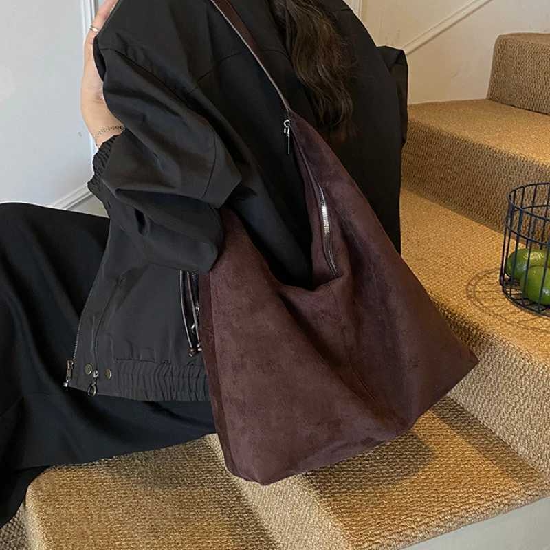 Fi Trendy Design Suede High Capacity Leopard Shoder Bags for Wen 2025 New Winter Underarm Bag Fems Luxury Handbags Y251211