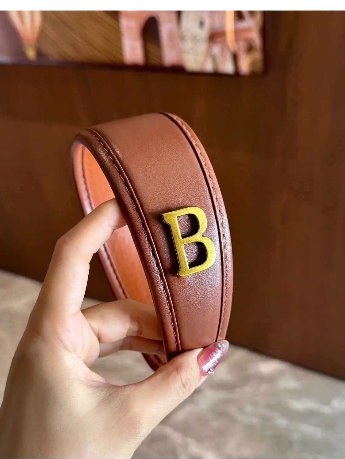 Luxury Y2K Best Seller Retro Brown Leather Wide band for High Crown Elegant Vintage Metal Letter Hair Accory 2025 Tren Y251210