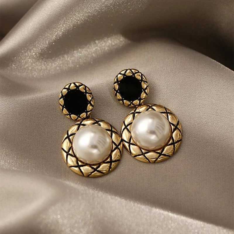 2021 Punk Korean Trend Vintage Imitation pearls Zircon Retro Elegant Irregar Round Pattern Earrings for Wen Party Jewelry Y251210