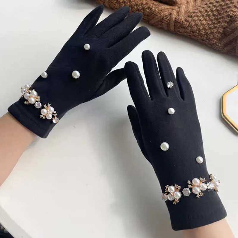 Womens Winter Outdoor Driving Warm Gloves Korean Wool Pearl Rhinestone Full Finger Plus Velvet Touch Screen Cashmere Gloves Y251211