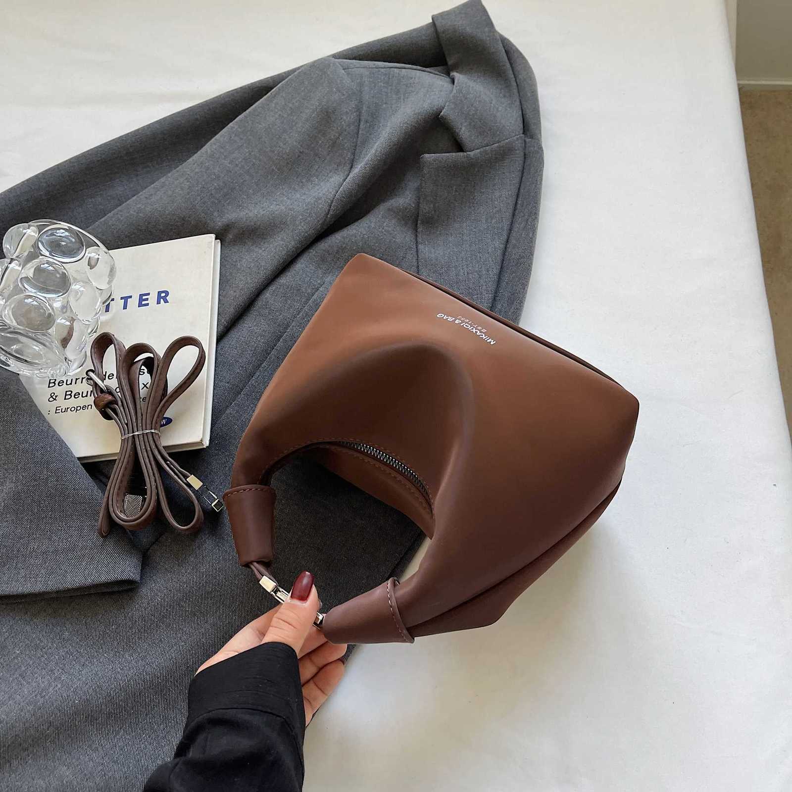 PU handbag fi simple niche design letter adjustable shoder strap shoder bag Y251211