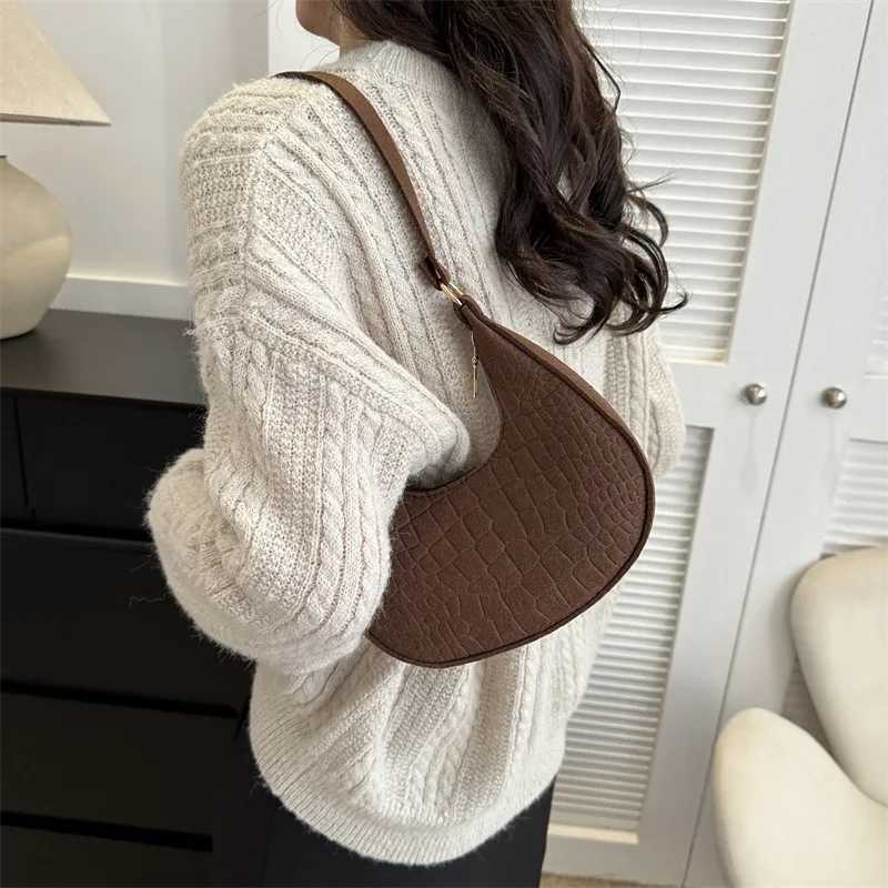Suede Hobo Bag with Gold Chain Strap Wens Crescent Shoder Bag Fiable Daily Handbag Y251211