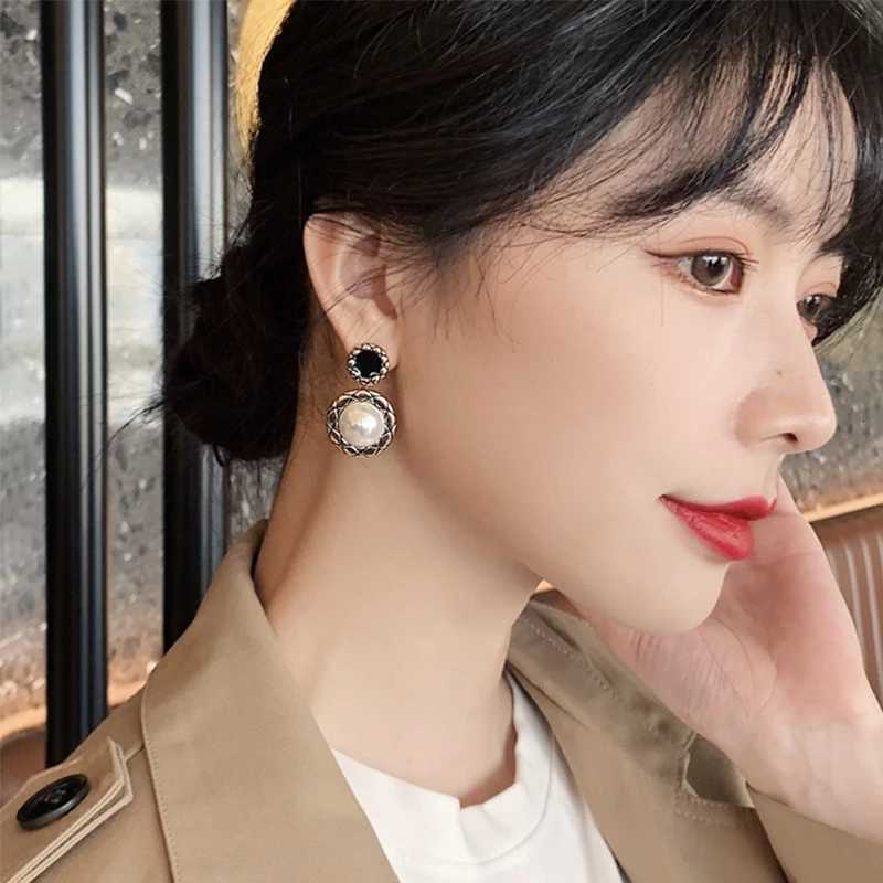 2021 Punk Korean Trend Vintage Imitation pearls Zircon Retro Elegant Irregar Round Pattern Earrings for Wen Party Jewelry Y251210