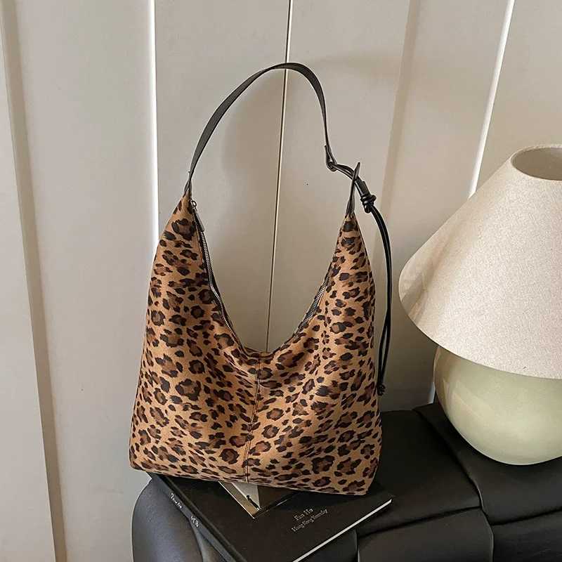 Fi Trendy Design Suede High Capacity Leopard Shoder Bags for Wen 2025 New Winter Underarm Bag Fems Luxury Handbags Y251211