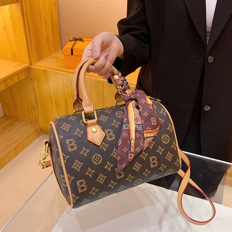 Classic Vintage Crossbody Bag - Stylish Minimalist Cmuter Purse with Luxury Leather Letter Art Y251211