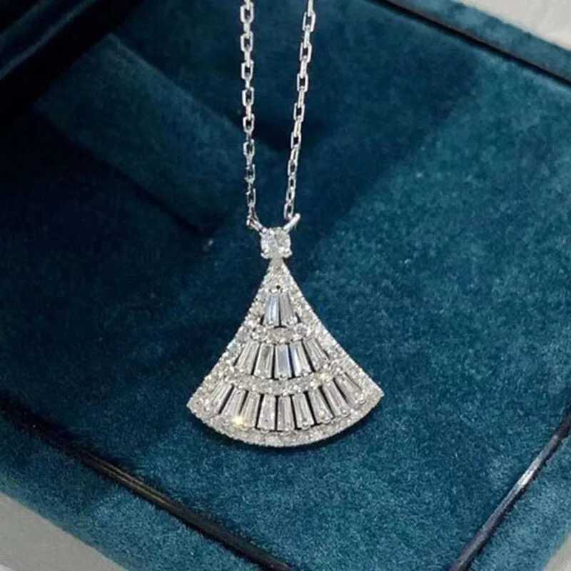 Huitan Fashion Luxury Womens Necklace with Sparkling Cubic Zirconia Fan Shaped Necklace Modern Design Female Jewelry Drop Ship M251211