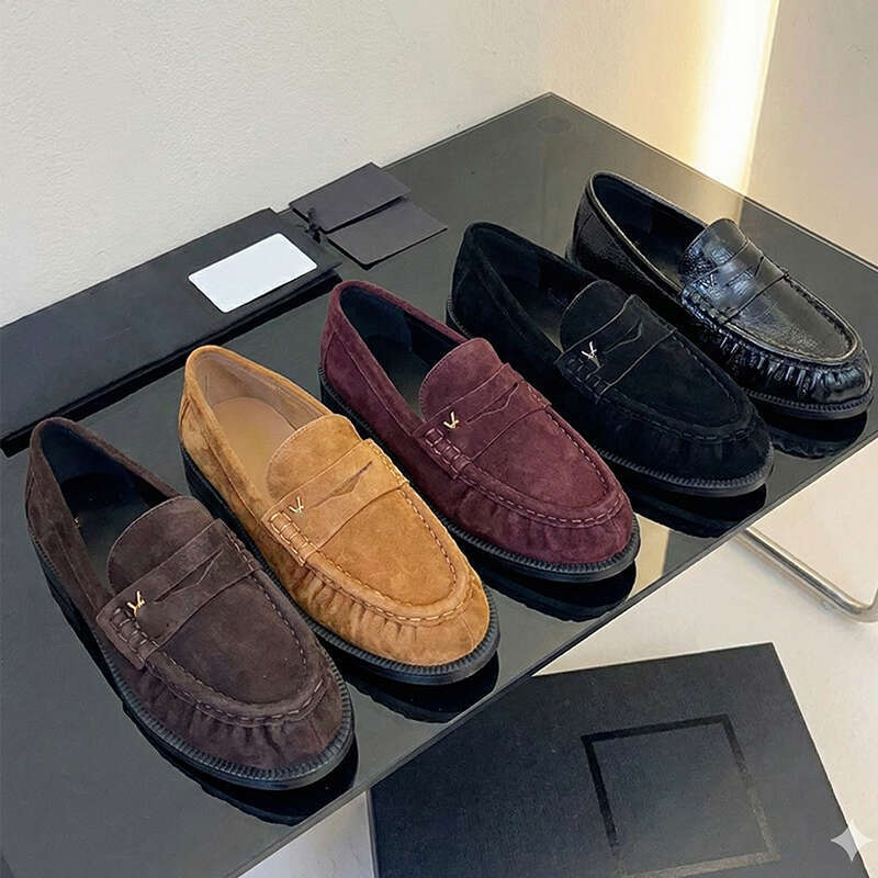 Designer 2025 New style 100% leather fine craftsmanship and elegant design classic pleated details and signature branding men and women loafers