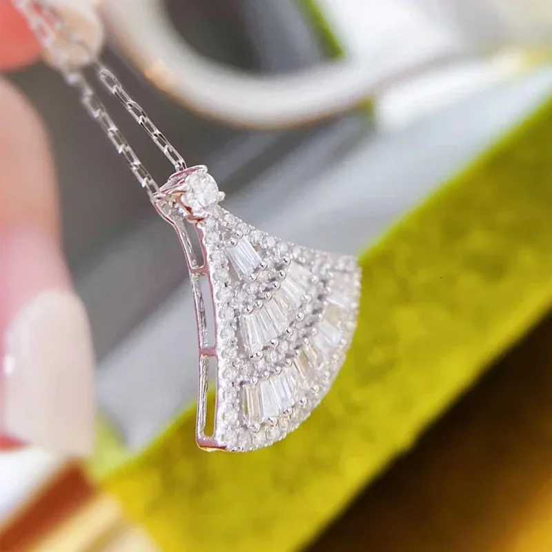New Delicate Fan Shaped Pendant Necklace Women Silver Color Clavicle Chain Sparkling Crystal Cubic Zirconia Statement Jewelry M251211