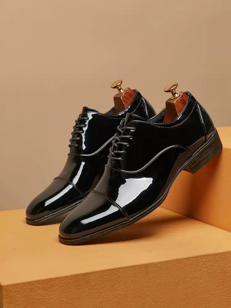 Luxury Designer Mens Dress Shoes Suede Loafers Sneakers Soled Patent Leather Studded Slippers Mens Business Party Wedding Platoon Shoes 35-47