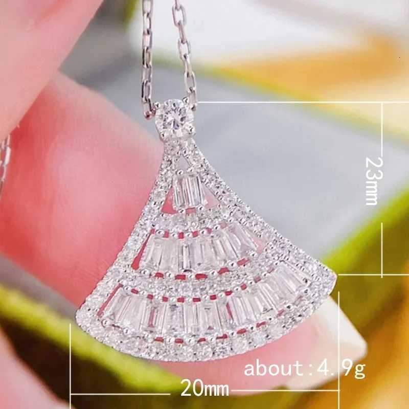 New Delicate Fan Shaped Pendant Necklace Women Silver Color Clavicle Chain Sparkling Crystal Cubic Zirconia Statement Jewelry M251211