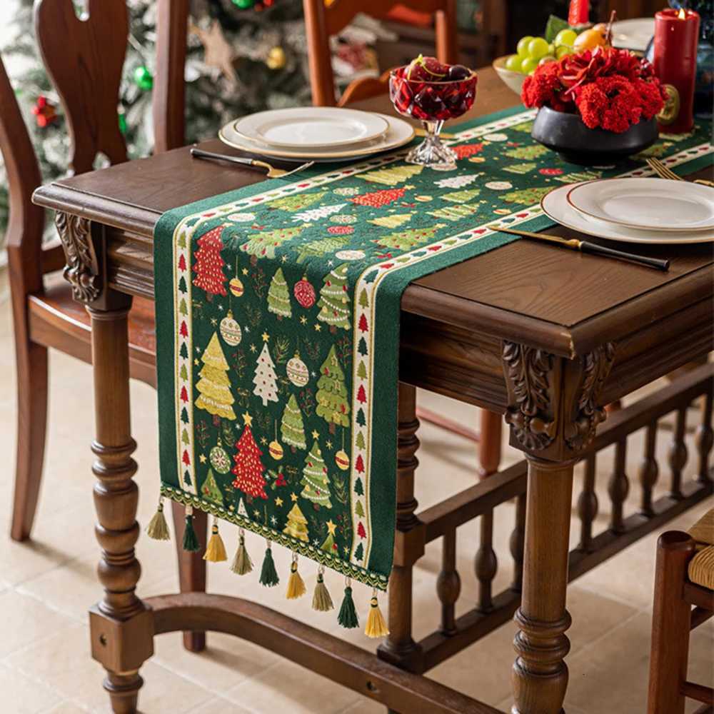 Dary Green Christmas Tree Table Runner Cloth Decor Home Yarn-Dyed Jacquard Christmas Tablecloth Hat Tassel Table Runners Covers H251211
