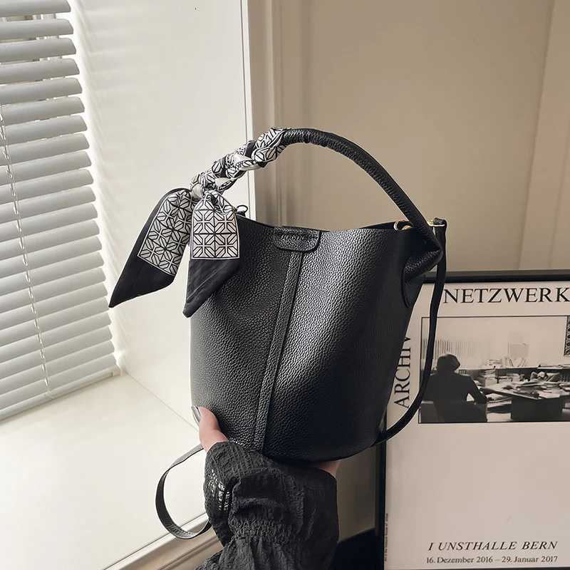 PU Solid Color Hasp Bucket 2025 High-end Temperament Versatile Crossbody Bags High-end Fi Cmuting Shoder Bags Y251211