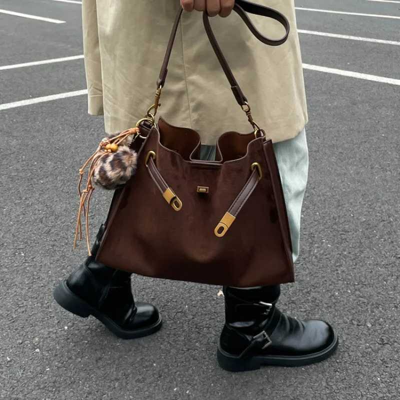 High-Quality Ladies Tote Bag Crafted Fr Faux Leather Featuring High-End Milan Neat Lightweight Vintage Look Y251211