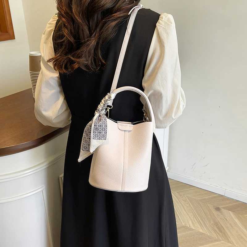 PU Solid Color Hasp Bucket 2025 High-end Temperament Versatile Crossbody Bags High-end Fi Cmuting Shoder Bags Y251211