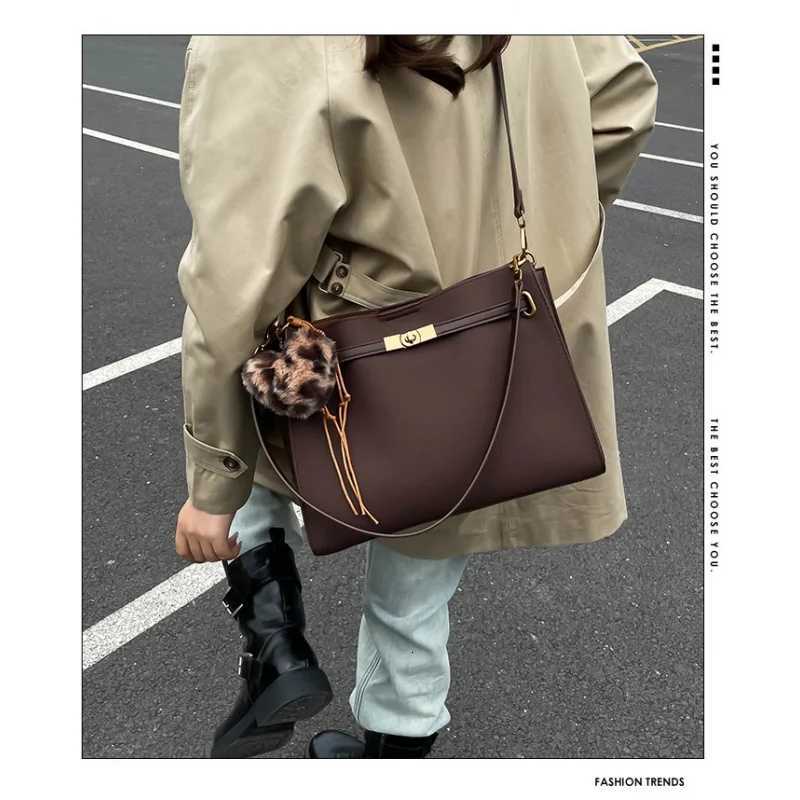 High-Quality Ladies Tote Bag Crafted Fr Faux Leather Featuring High-End Milan Neat Lightweight Vintage Look Y251211