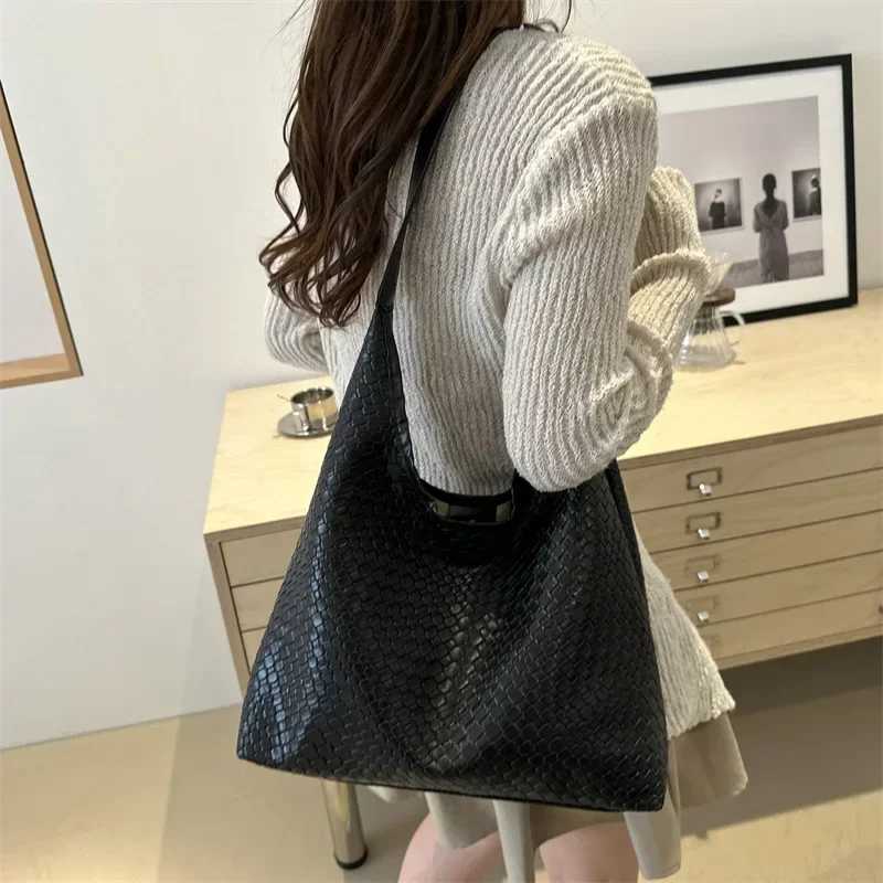 2024 New Foreign Trade Wens Bag High-end Shoder Bag Woven Pattern Large-capacity Cmuter Bag Tote Bucket Bag Y251211
