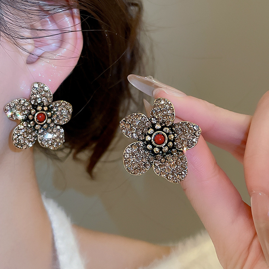 Silver Needle Inlaid Diamond Flower Vintage Light Luxury High-end Unique Niche Design Earrings - view 4