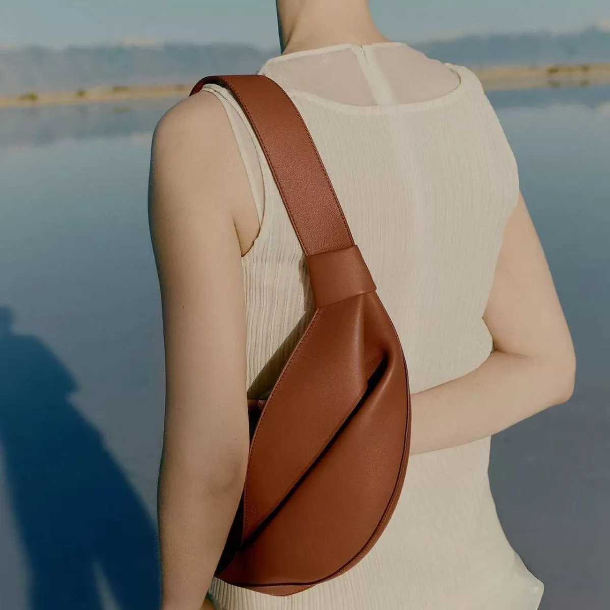 2025 New French-style Smooth Cowhide Crossbody Bag Fiable Horn Bag Y251211