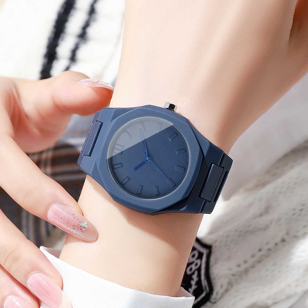 Fashion Simple Women Watches Casual Plastic Strap Ladies Quartz Wristwatch Reloj Mujer Without Box Y251212