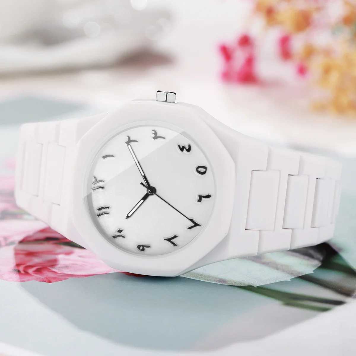 Fashion Plastic Strap Women Quartz Watch Casual Women Watches Reloj Mujer Girls Clock Gift No Box Y251212