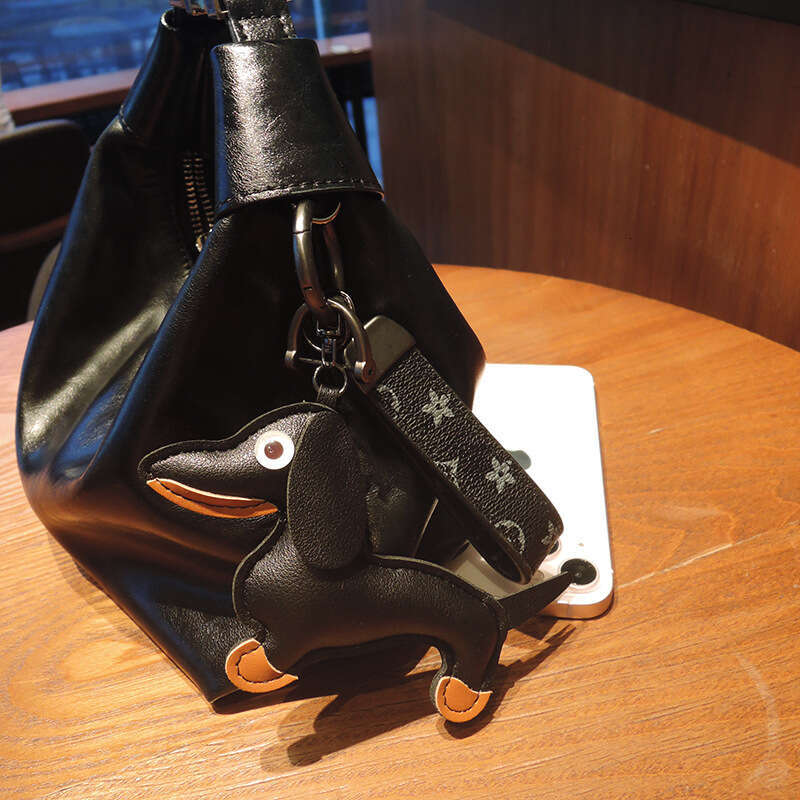 Exquisite Old Flower Plaid Dachshund Dog Unisex Car Keychain With Horseshoe Buckle