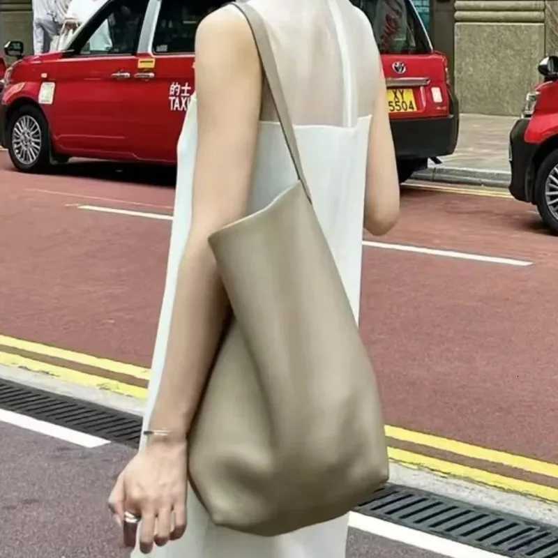 2025 High Quality Classic Water Bucket Bag Lychee Patter Large-capacity Soft Leather Big Handbag For Wen Shoder Bag Tote Y251211