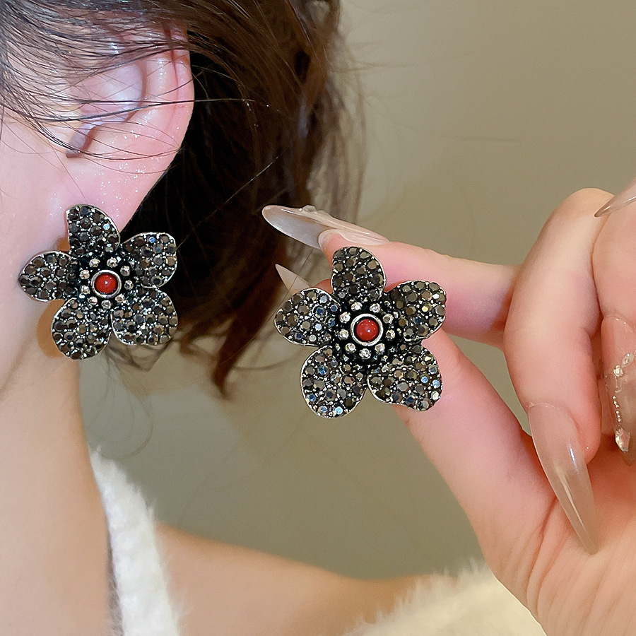 Silver Needle Inlaid Diamond Flower Vintage Light Luxury High-end Unique Niche Design Earrings - view 3