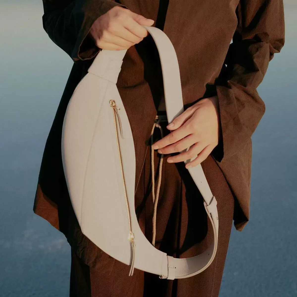 2025 New French-style Smooth Cowhide Crossbody Bag Fiable Horn Bag Y251211