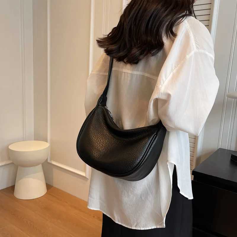 Solid Color Hobos Bag For Wen Large Capacity Travel Crossbody Bag Fem Half Mo Shoder Bag Ladies Daily Fanny Packs Y251211