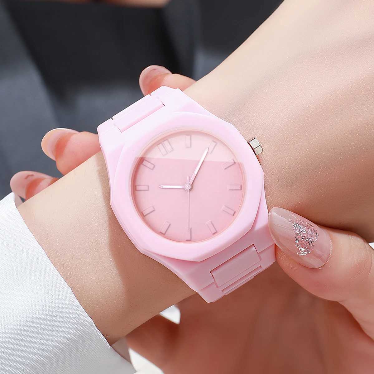 Fashion Simple Women Watches Casual Plastic Strap Ladies Quartz Wristwatch Reloj Mujer Without Box Y251212