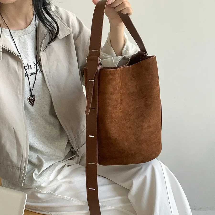 Fi Wide Strap Crossbody bags for wen handbag big capacity Luxury Designer Faux suede fem Bucket Shoder Bag brown Y251211