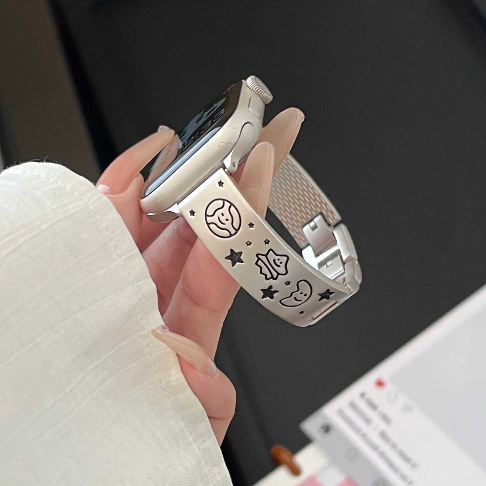 Playful and Cute Curved Bracelet Suitable for Apple Watch Strap S10 46mm Ultra 49mm 45mm 654 38mm Female Metal Strap Suitable Y251212