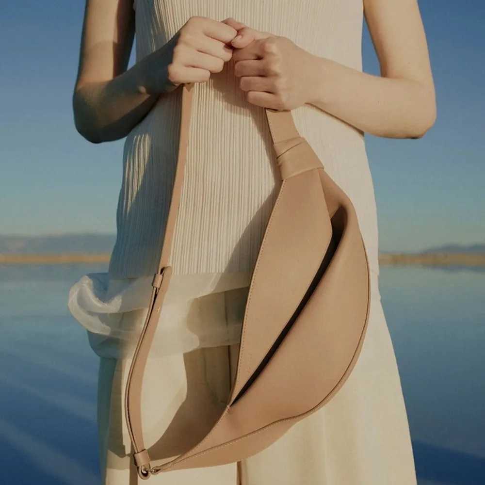 2025 New large capacity low shaped persali niche travel smooth cowhide crossbody bag Y251211