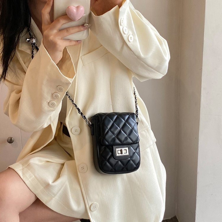 Luxury designer bags are the perfect combination of panel lock and crossbody phone bags01