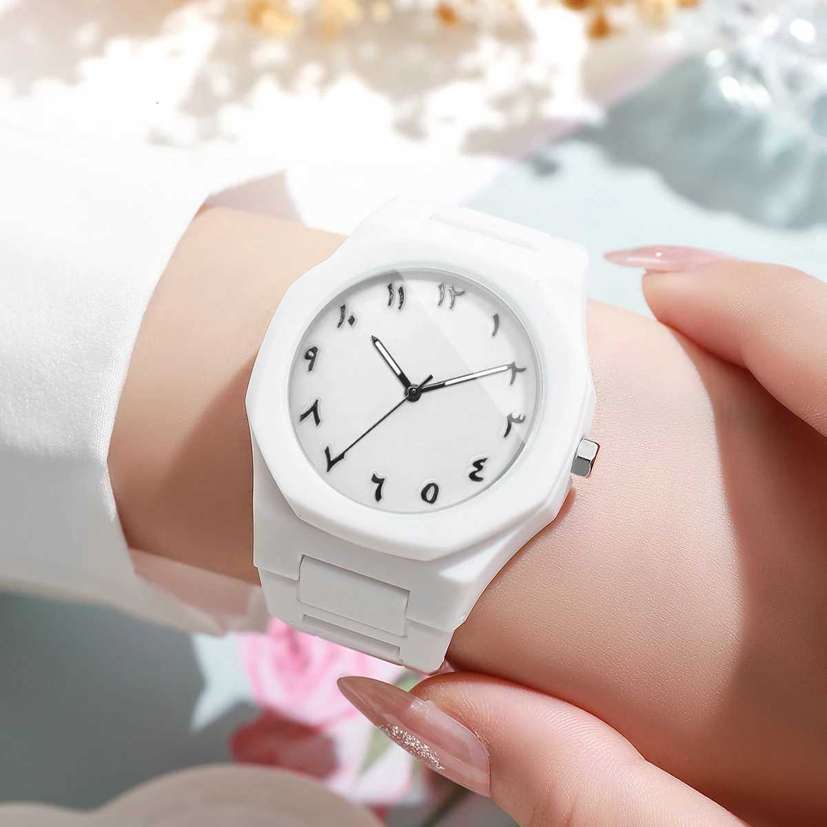 Fashion Plastic Strap Women Quartz Watch Casual Women Watches Reloj Mujer Girls Clock Gift No Box Y251212