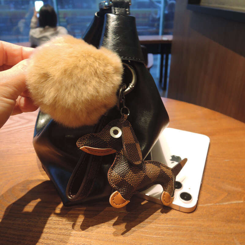 Exquisite Old Flower Plaid Dachshund Dog Unisex Car Keychain With Horseshoe Buckle