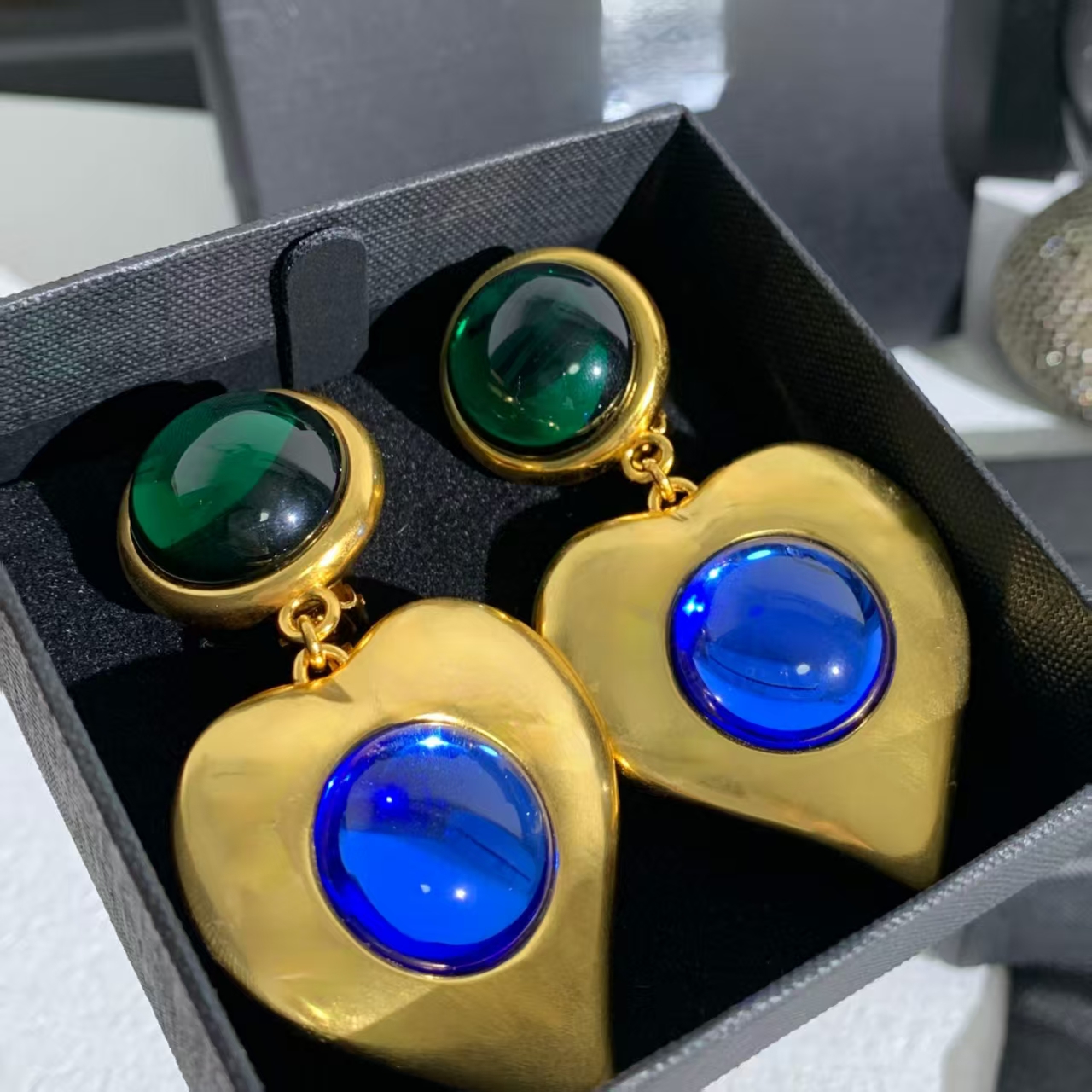 New Women Luxury Earrings High Quality Yellow Gold Plated Blue Green Glass Heart Earrings Clips On for Girls Women for Party Wedding Nice Gift