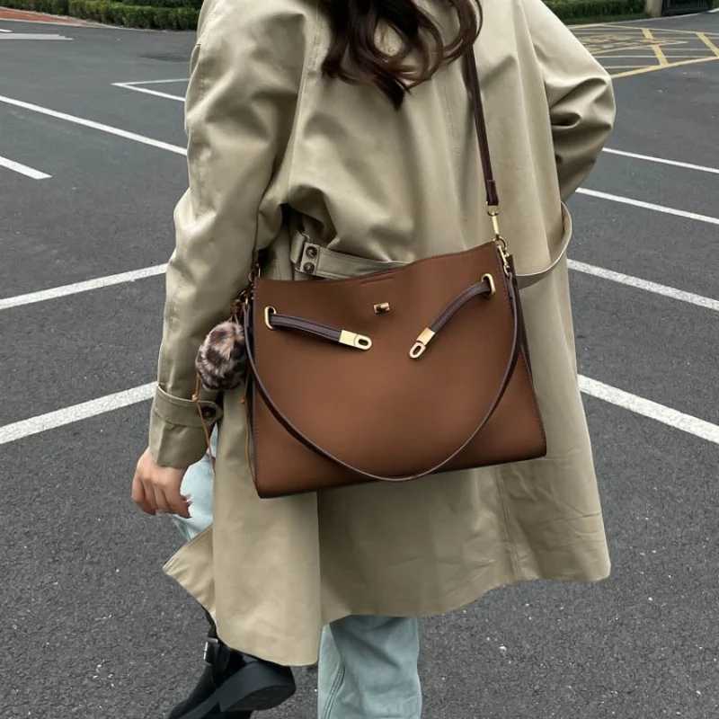 High-Quality Ladies Tote Bag Crafted Fr Faux Leather Featuring High-End Milan Neat Lightweight Vintage Look Y251211