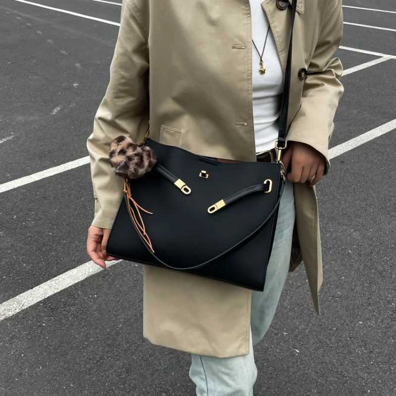 High-Quality Ladies Tote Bag Crafted Fr Faux Leather Featuring High-End Milan Neat Lightweight Vintage Look Y251211