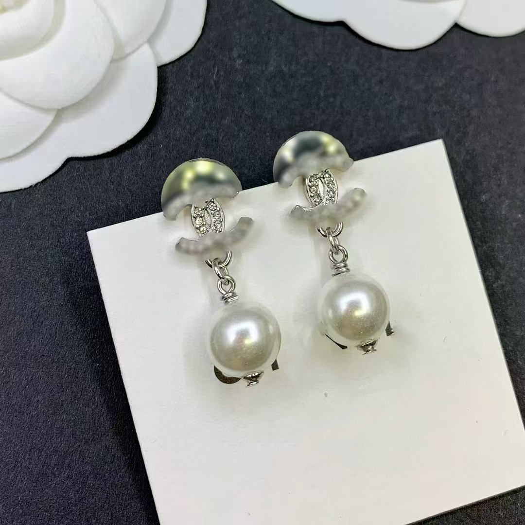 12A Earrings designer earrings luxury earrings designer for women Pearl design diamonds high quality fashions versatile style Jewelry very good