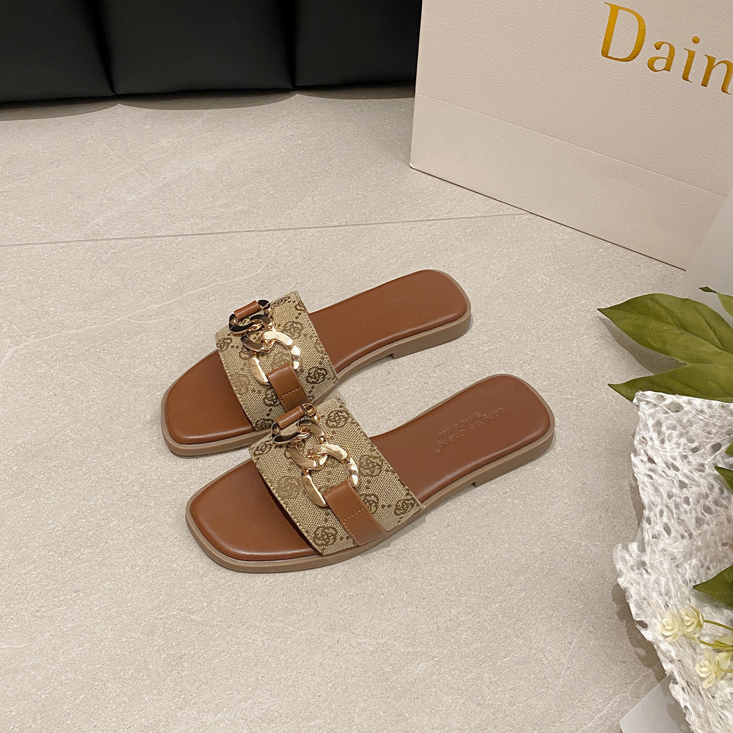 2026 new design women's printed square headed flat slippers fashionable retro chain buckle casual versatile beach slippers