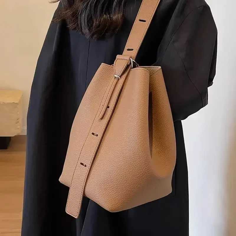 Gorgeous Large Capacity Fem New Fi Versatile Shoder Crossbody Bag Popar Network Red Explosive Bucket Bag Tote Purse Y251211