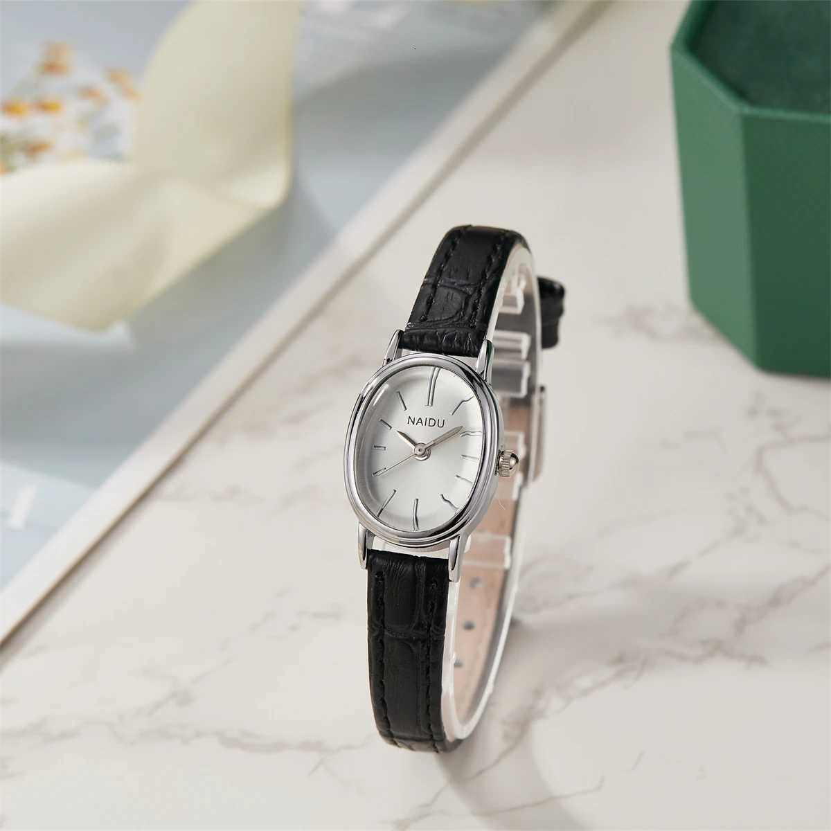 Elegant and fashionable ladies watch simple smooth dial oval case ladies quartz watch Y251212