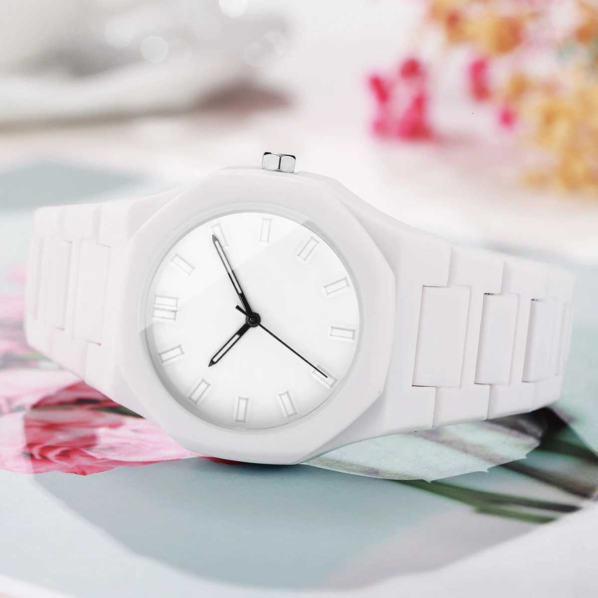 Fashion Simple Women Watches Casual Plastic Strap Ladies Quartz Wristwatch Reloj Mujer Without Box Y251212