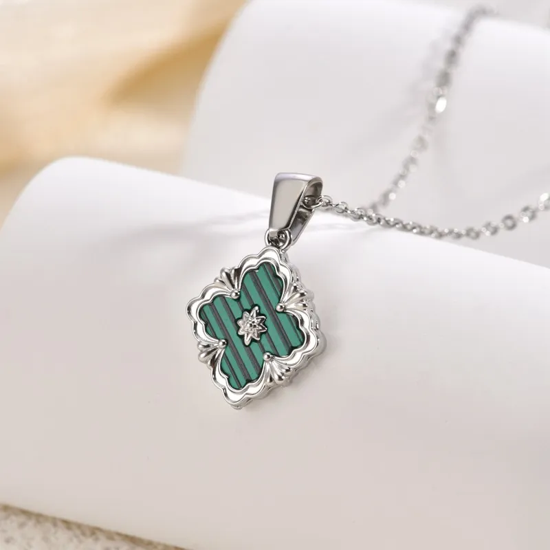 Gold Tone Diamond inlaid shell Italian court style four leaf flower pendant Luck Clover Necklaces For Women Gold Color Chain Cute Necklace Jewelry Chr