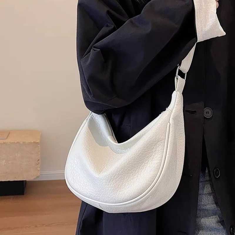 Solid Color Hobos Bag For Wen Large Capacity Travel Crossbody Bag Fem Half Mo Shoder Bag Ladies Daily Fanny Packs Y251211