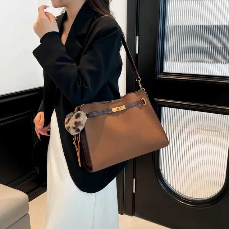 High-Quality Ladies Tote Bag Crafted Fr Faux Leather Featuring High-End Milan Neat Lightweight Vintage Look Y251211