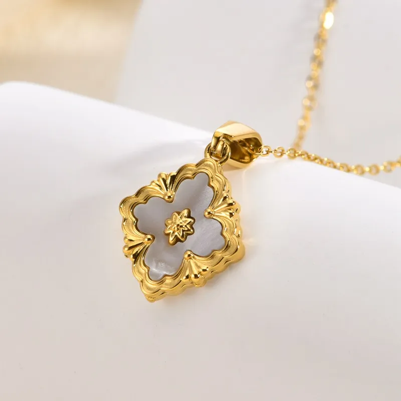 Gold Tone Diamond inlaid shell Italian court style four leaf flower pendant Luck Clover Necklaces For Women Gold Color Chain Cute Necklace Jewelry Chr