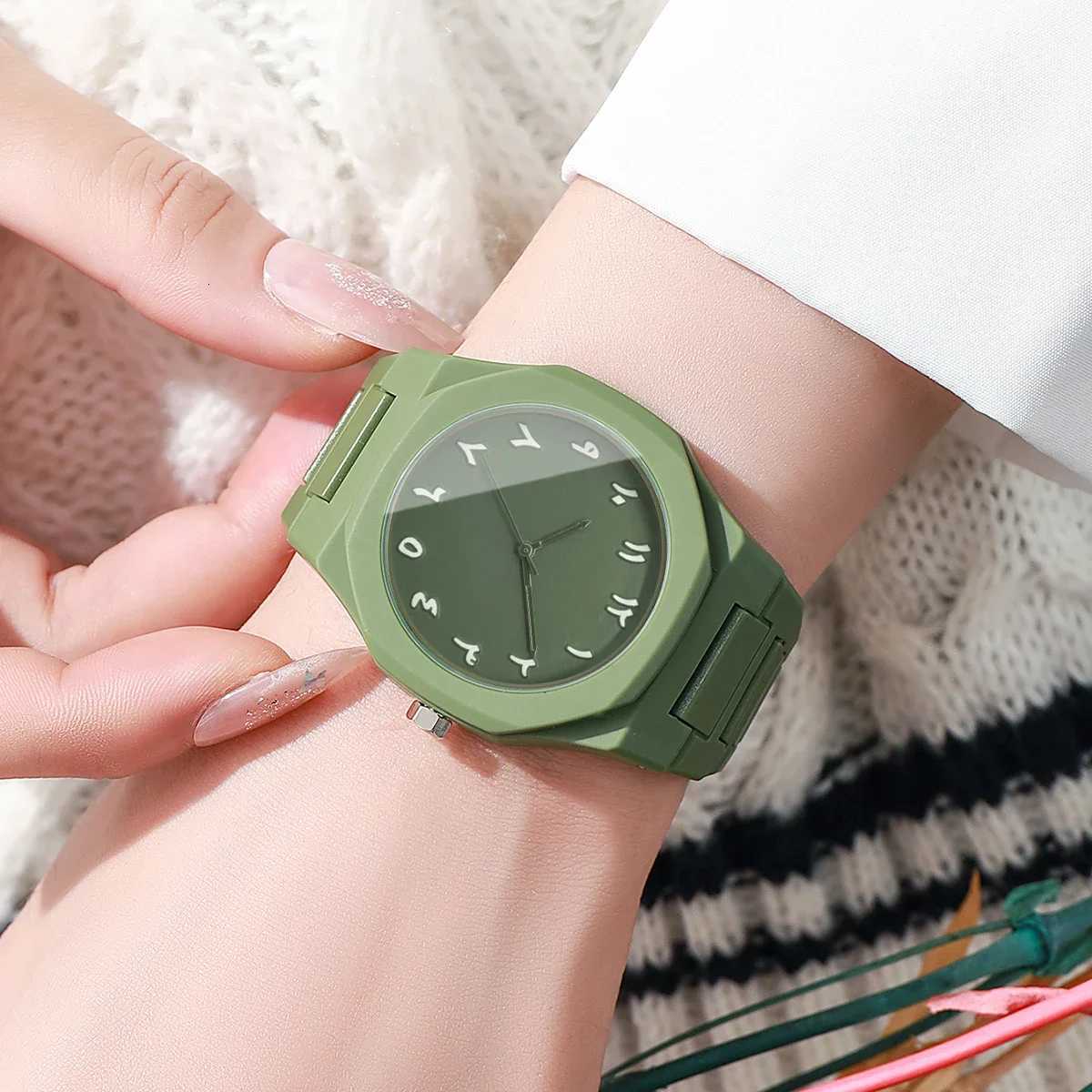 Fashion Plastic Strap Women Quartz Watch Casual Women Watches Reloj Mujer Girls Clock Gift No Box Y251212